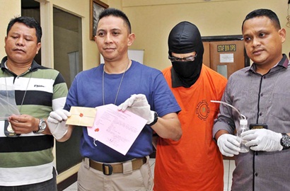 Fariz RM Asyik Main Gitar dan Hisap Hanja Saat Diciduk Polisi