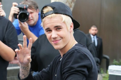 Justin Bieber Topless dan Dipeluk Model Wanita di Iklan Calvin Klein