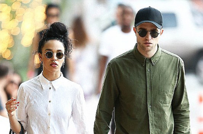 Pacar Robert Pattinson Nyaris Telanjang di Cover V Magazine