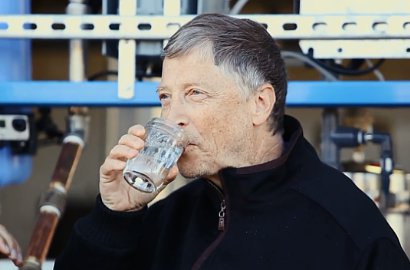 Buktikan Teknologinya Mutakhir, Bill Gates Rela Minum Air dari Kotoran Manusia