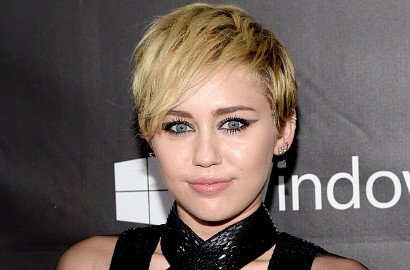 Hidung Mimisan, Miley Cyrus Malah Selfie