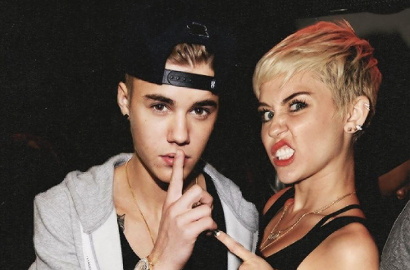 Aksi Konyol Miley Cyrus di Foto Parodi Pakaian Dalam Justin Bieber