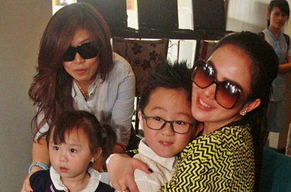 Syahrini Bahagia Ajak Anak Angkat Liburan Bersama