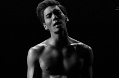Jonghyun SHINee Bertelanjang Dada di MV 'Crazy (Guilty Pleasure)'