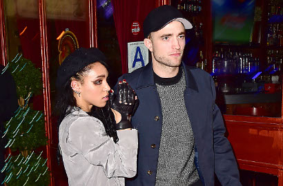 Robert Pattinson Pajang Foto Nyaris Telanjang FKA Twigs di V Magazine