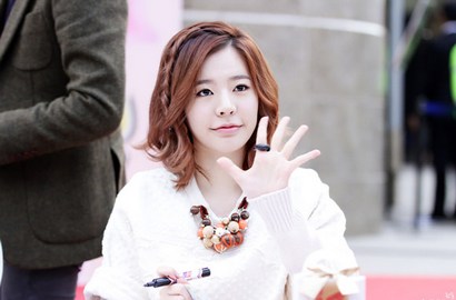 Posting Foto Misterius, Sunny Beri Semangat ke SNSD dan Fans
