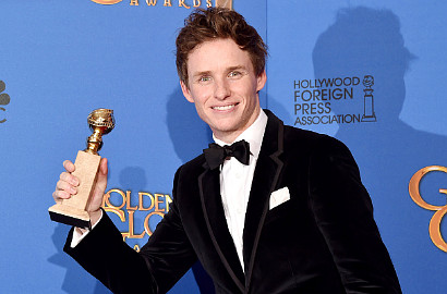 Eddie Redmayne Dedikasikan Piala Golden Globe ke Stephen Hawking Sekeluarga