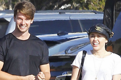 Patrick Schwarzenegger Pede Pakai Sweater Rancangan Miley Cyrus