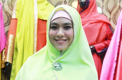 Oki Setiana Dewi Dapat Hadiah Butik di Ultah ke-26