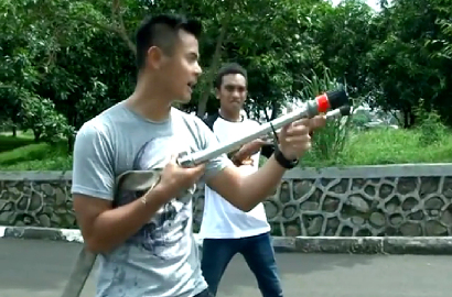 Dion Wiyoko Belajar Jadi Pemadam Kebakaran di Behind the Scene 'Air dan Api'