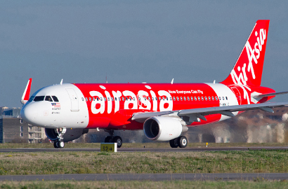 Pramugara AirAsia Ngamen Demi Usir Takut Penumpang Saat Turbulence