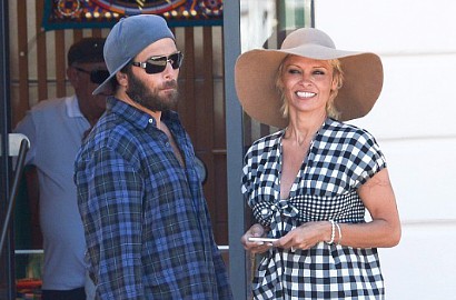 Pamela Anderson Tertangkap Ciuman Mesra di Depan Umum
