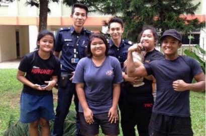 Dua Polisi Tampan Curi Hati Warga Singapura