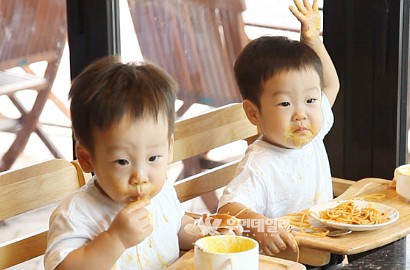 Lucunya Kembar Lee Hwi Jae Belepotan Makan Whipped Cream di 'Superman is Back'