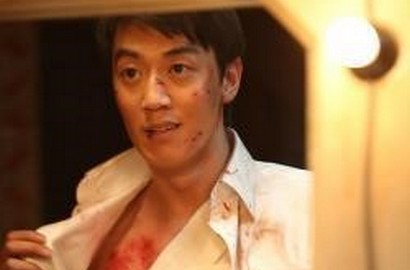 Kim Rae Won Pamer Otot Dada di Foto Adegan 'Gangnam 1970'