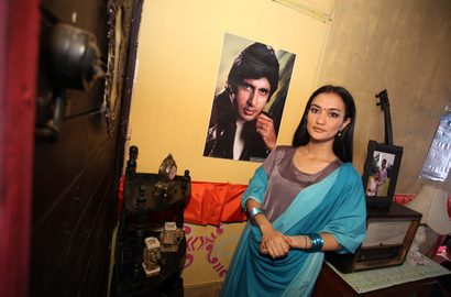 Atiqah Hasiholan Cari Penggemar Fanatik Amitabh Bachchan