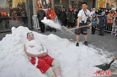 Penuhi 'Snow Bucket Challenge', Pria 58 Tahun Masuk Rekor Dunia