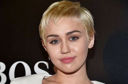 Miley Cyrus Tonton Video Seks Buatan Sendiri dengan Patrick Schwarzenegger