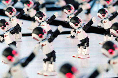 Lucunya 100 Robot Imut Jepang Lakukan Flashmob