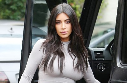 Kim Kardashian Pamer Payudara di Sampul Buku 'Selfish'