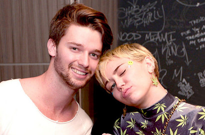 Miley Cyrus dan Patrick Schwarzenegger Pamer Kemesraan Liburan di Hawai