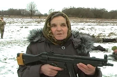 Ikut Latihan Militer di Ukraina, Nenek Usia 68 Tahun Dijuluki 'Sang Penghukum'