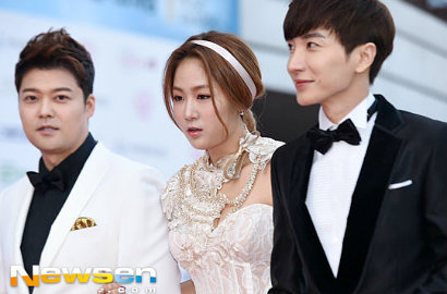 Soyu Sistar Peluk Lengan Leeteuk SuJu di Red Carpet 'Seoul Music Awards'