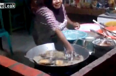 Tahan Minyak Panas, Ibu Ini Menggoreng dengan Tangan Kosong