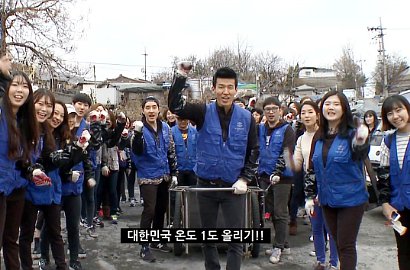 Dara-Minzy 2NE1 dan Soo Hyun Akdong Musician Bagi-Bagi Batu Bara