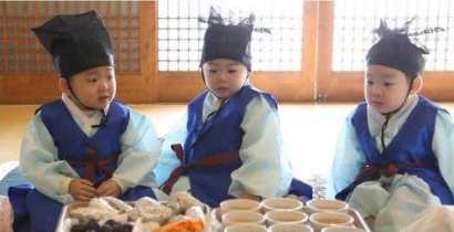Imutnya Triplet Kenakan Hanbook Ala Pelajar Joseon di 'Superman is Back'