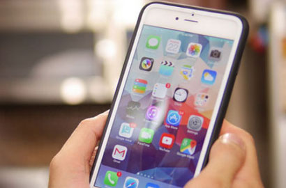 Edward Snowden: iPhone Punya Software Untuk Mata-Matai Penggunanya