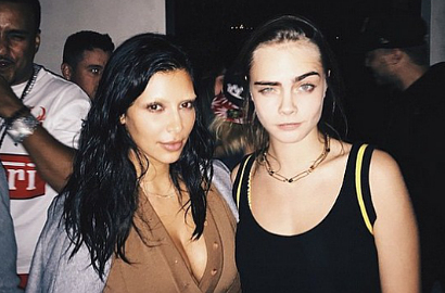 Kim Kardashian dan Cara Delevingne Basah-Basahan di Majalah Love