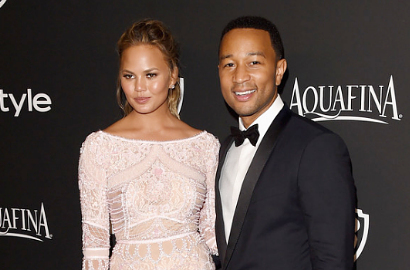 Chrissy Teigen dan John Legend Pose Topless di Kamar Mandi