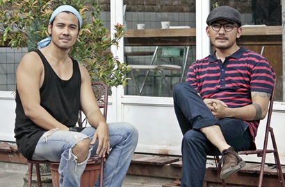 Serunya Chico Jericho dan Rio Dewanto Layani Pelanggan di 'Filosofi Kopi'