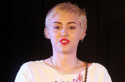Miley Cyrus Parodikan Foto Kim Kardashian di Majalah Love