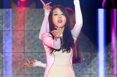 Minah Girl's Day Kehilangan Sepatu Saat Tampil di Gaon Chart K-Pop Awards
