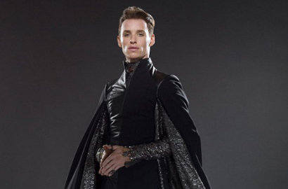 Eddie Redmyne Pamer Keindahan Otot Perut di Foto 'Jupiter Ascending'