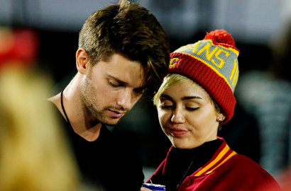 Pesta Bareng Pacar di Klub Malam, Miley Cyrus Malah Merokok?