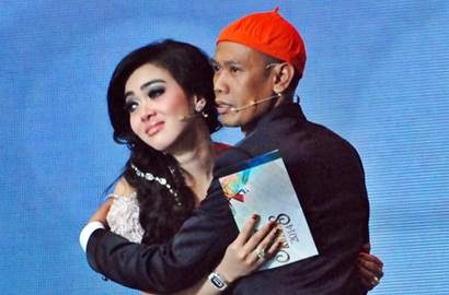 Kolaborasi Mesra Syahrini dan Trio Ubur Ubur di Infotainment Awards 2015