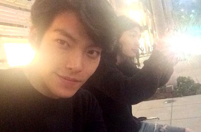 Kim Woo Bin Selca Sambil Nongkrong di Pinggir Jalan