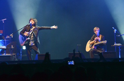 Depapepe Nyanyikan 'Life is a Journey' di Konser Jakarta