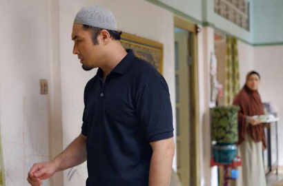 Tegasnya Surya Saputra di Foto Syuting 'Ayat-Ayat Adinda'