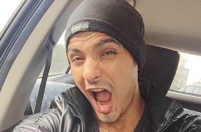 Vin Rana dan Saurav Gurjar Saling Berciuman Mesra