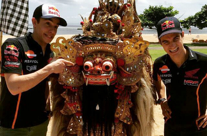 Gembiranya Marquez dan Pedrosa Liburan di Bali