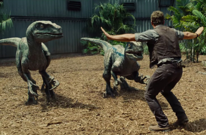 Dinosaurus Mengintip di Balik Semak-Semak 'Jurassic World'