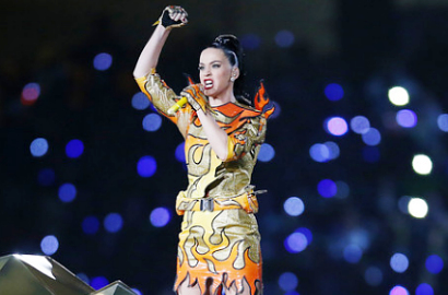 Katy Perry Pakai Kostum Berhiaskan 22 Ribu Kristal di Super Bowl 2015
