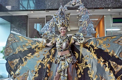 Elvira Devinamira Bangga 'Chronicle Of Borobudur' Tembus Fashion Dunia
