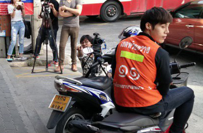 Ketampanan Tukang Ojek Thailand Ini Bikin Heboh Netter