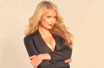 Seksinya Foto Selfie Paris Hilton dengan Belahan Dada Terbuka
