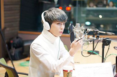 Setahun Jadi DJ Radio, Jonghyun Banjir Hadiah dan Ucapan dari Fans